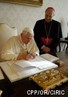 30-novembre-2007-benoit-xvi-signant-son-encyclique