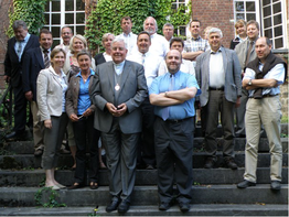 Les membres de l’Apel diocésaine autour de Mgr Garnier, archevêque de Cambrai et Dieudonné DAVION, directeur diocésain de l’Enseignement Catholique.