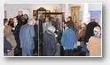 Les visiteurs admirent la magnifique couronne, joyau prestigieux de Notre Dame