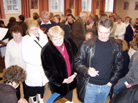 Les futurs baptisés signent