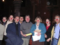 Des nez de clown à la messe des jeunes