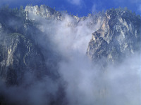 Falaise dans les nuages